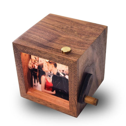 MemóriaBox™ – Diófából készült forgatható képes emlékdoboz